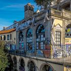 Am Ende der Bogenbrücke in Porto