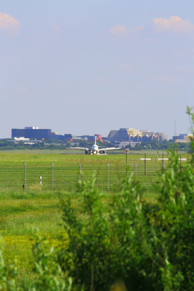 Am Ende Der Startbahn Richtung Nord-West in HAM