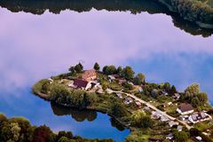 Am Ende der Straße steht ein Haus am See....