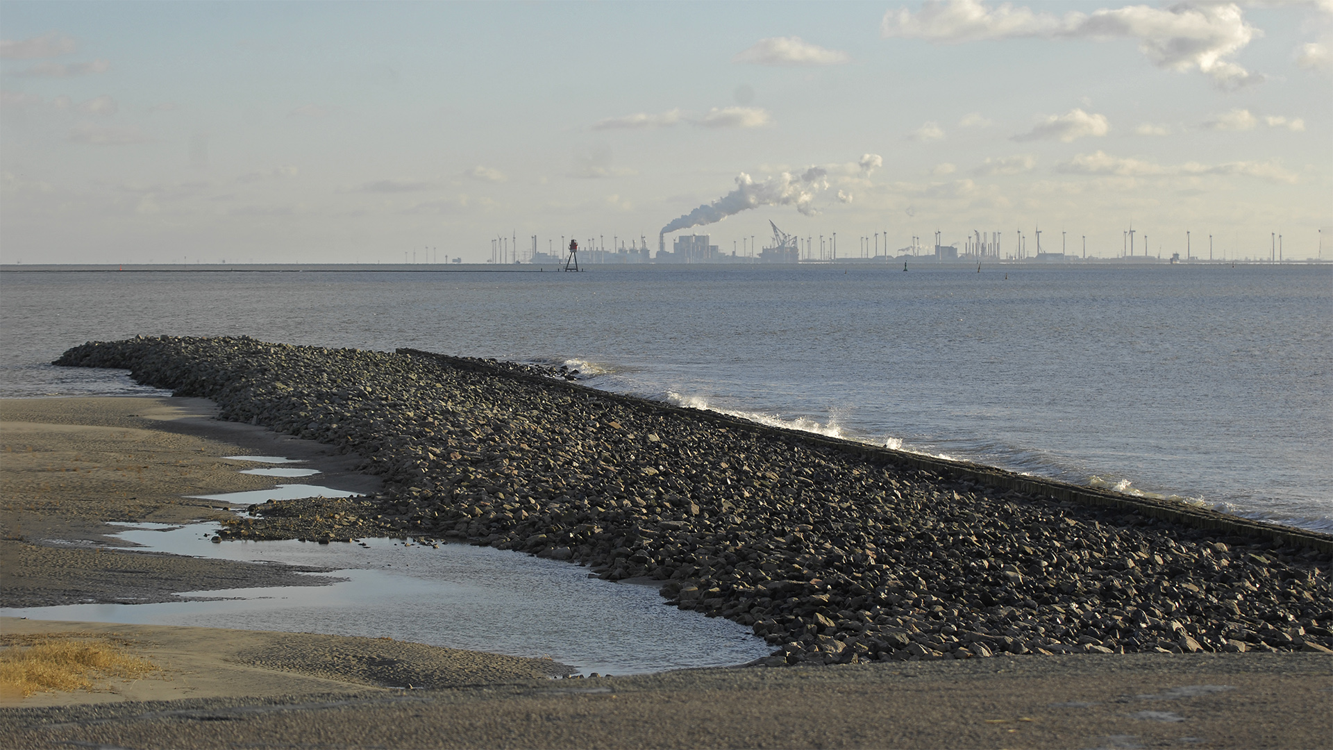 Am Ende des Deckwerks auf Borkum mit Blick auf den Leitdamm der Fischerbalje und Eemshaven (NL)