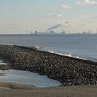 Am Ende des Deckwerks auf Borkum mit Blick auf den Leitdamm der Fischerbalje und Eemshaven (NL)