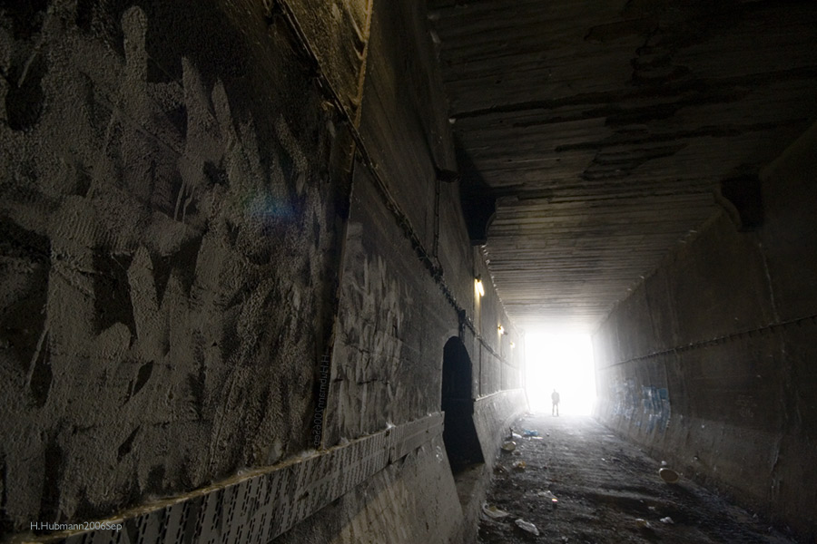 AM ENDE DES OSTHAFEN-TUNNELS