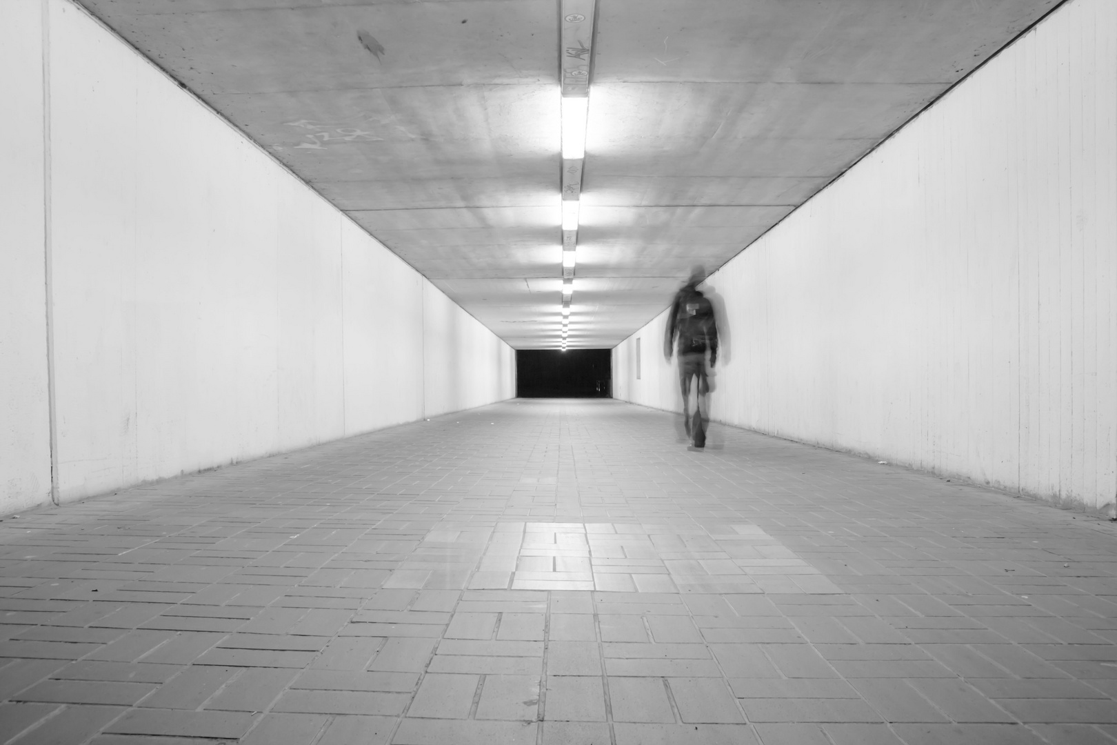 Am Ende des Tunnels - Freiburg bei Nacht