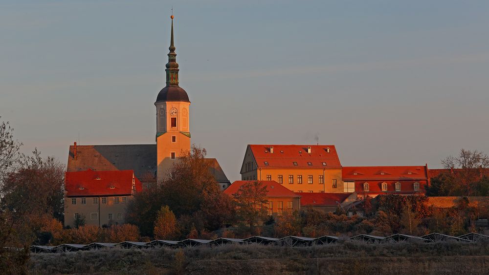 Am ersten Frostmorgen des Herbstes ein schönes  Licht über der Dohnaer Kirche