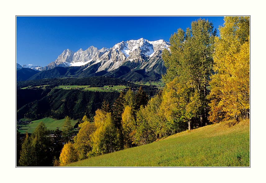 Am Fastenberg - im Hintergrund die Dachsteingruppe und zu deren Füßen die Ramsau