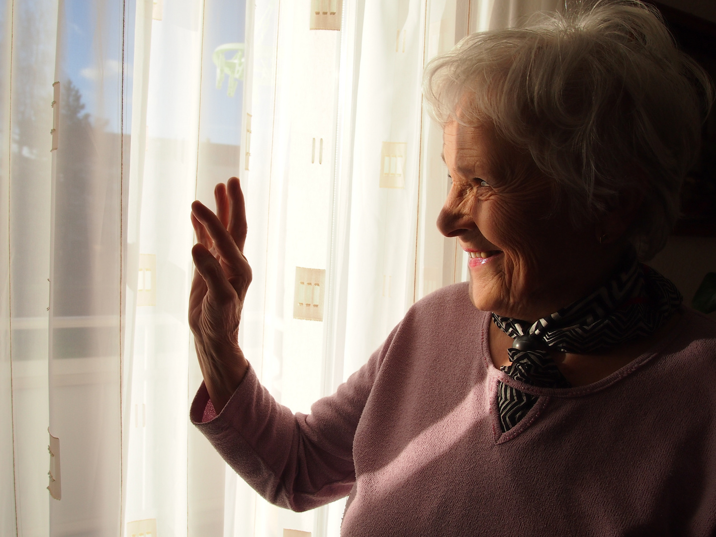 Am Fenster Ältere Dame