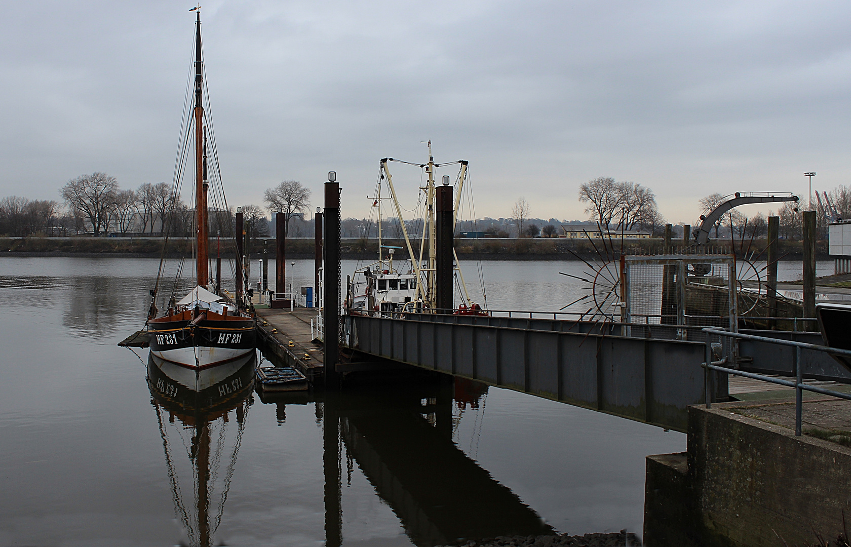 Am Fischereihafen Finkenwerder Hamburg