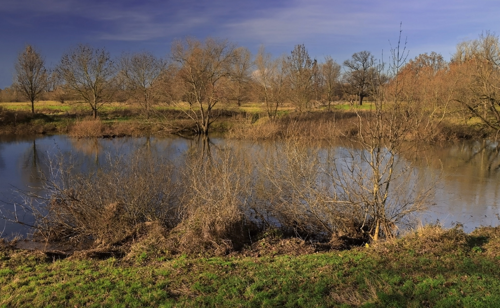 Am Fluss im Dezember