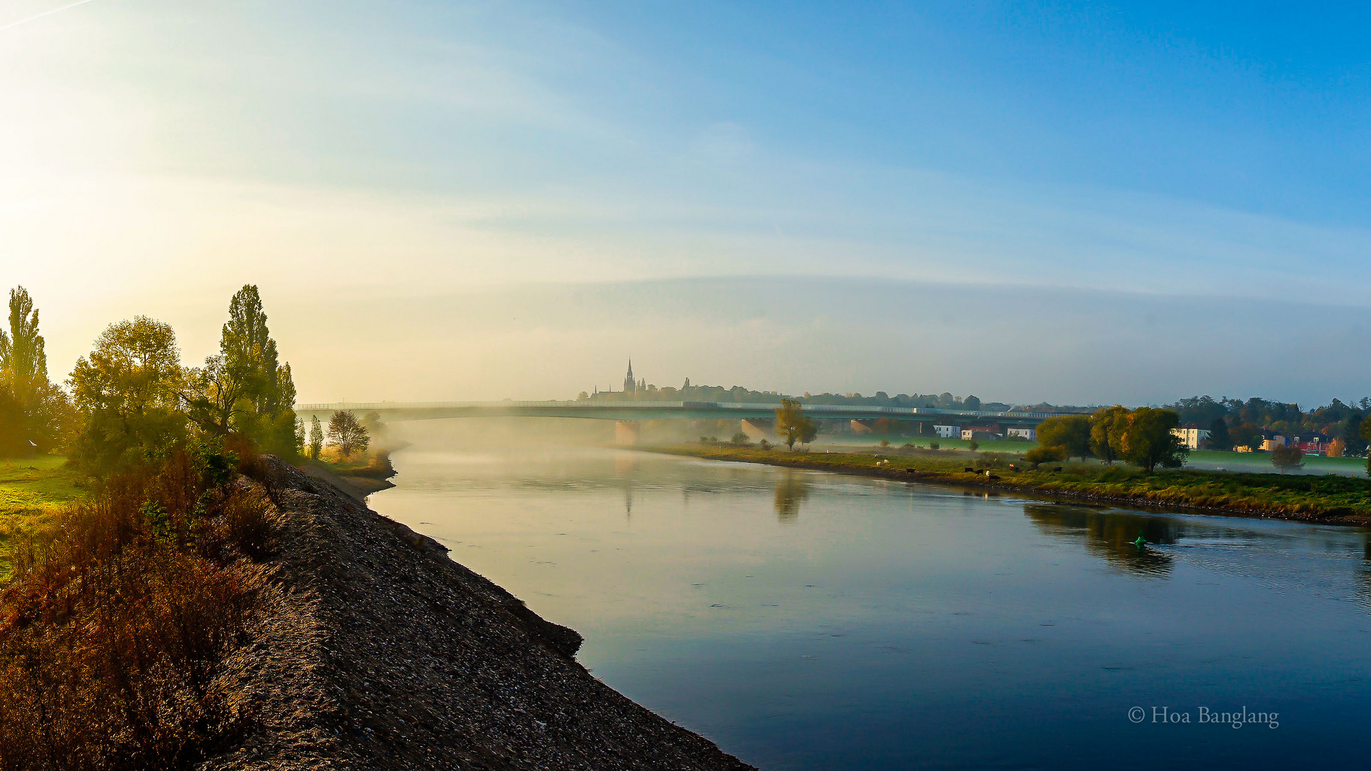 Am frühen Morgen an der Elbe