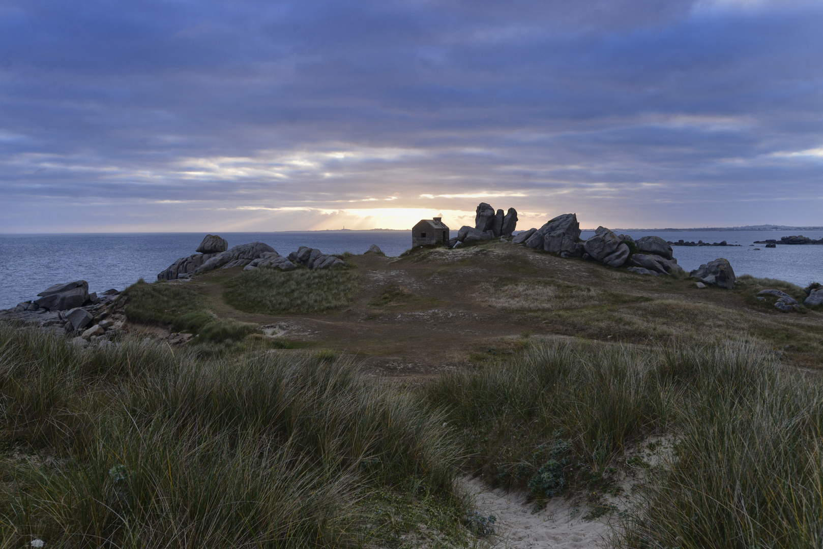 Am frühen Morgen an der Granitküste.