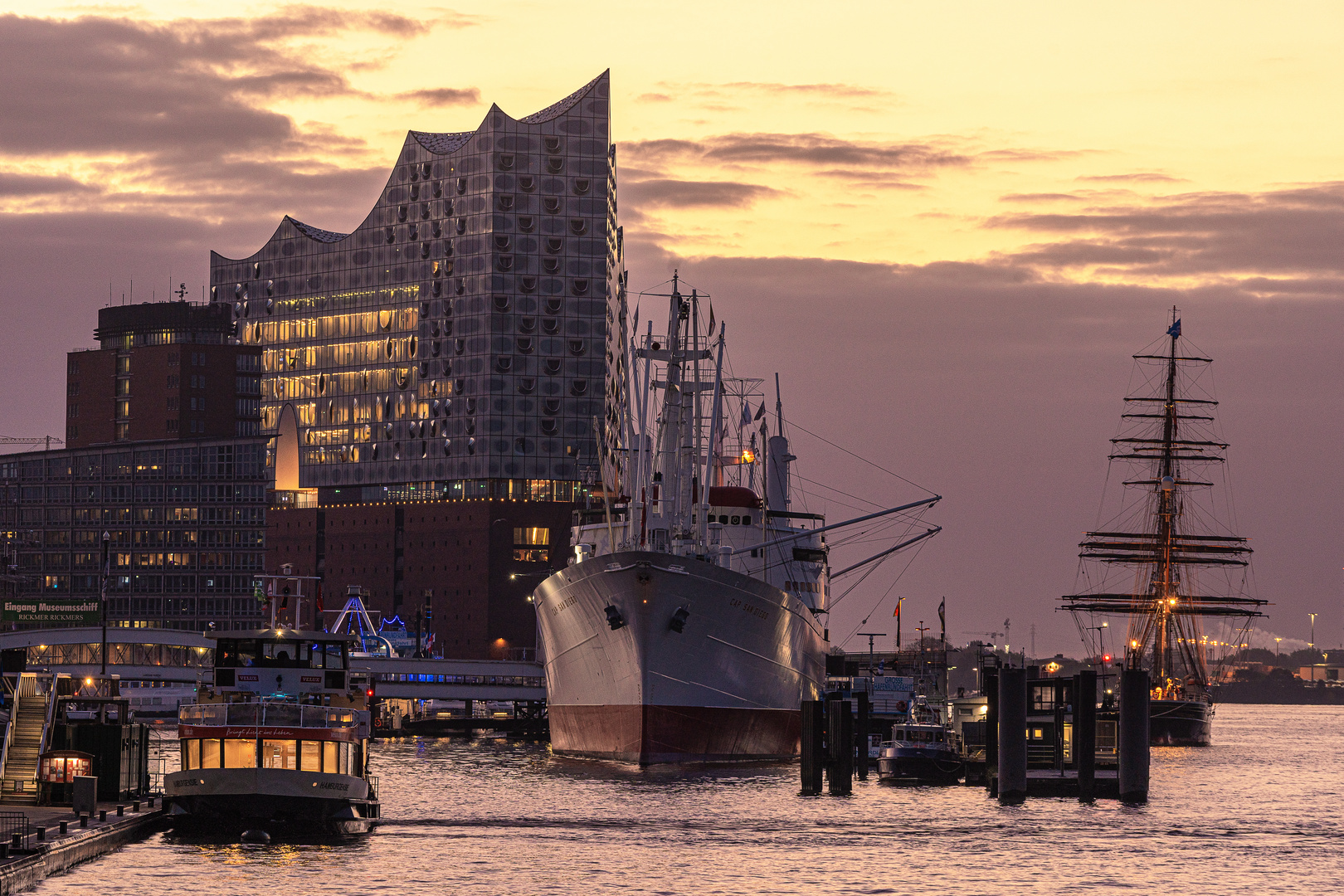Am frühen Morgen im Hamburger Hafen