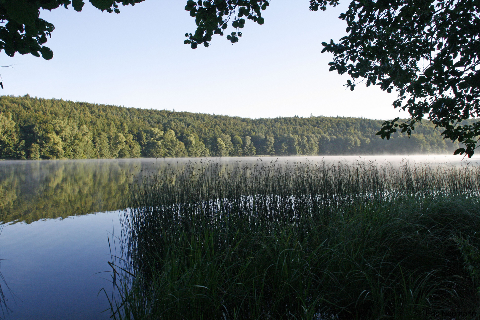 Am frühen Morgen ist der See noch ruhig