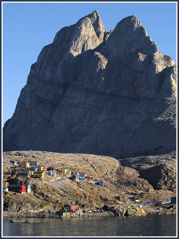 Am frühen Morgen kommen wir in Uummannaq im Nordwesten Grönlands an.