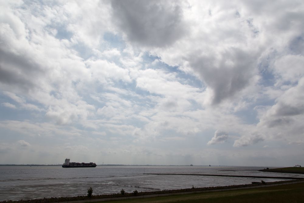 Am frühen Nachmittag im Juli an der Elbe bei Brunsbüttel