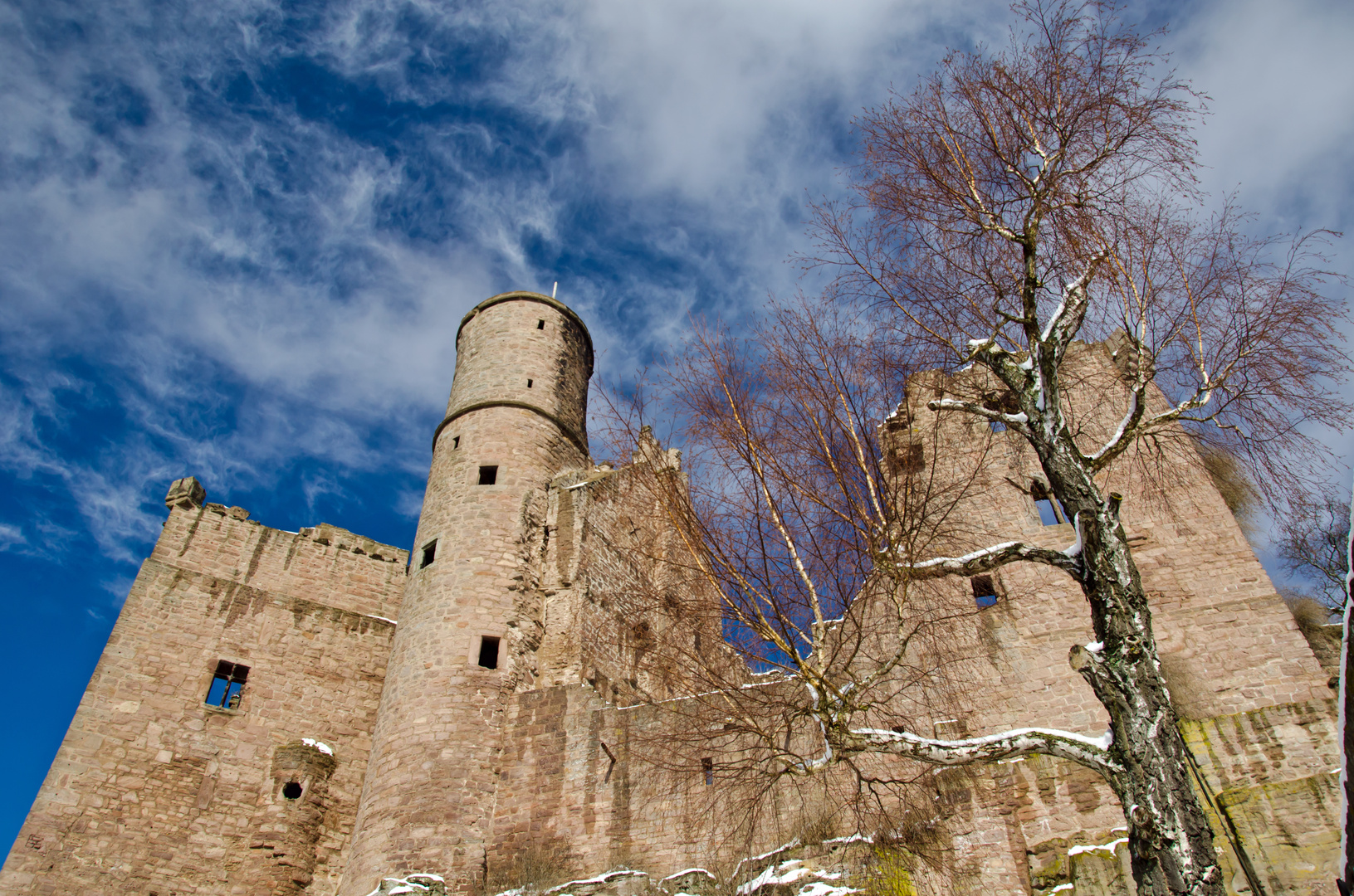 Am Fuss der Burg Hanstein