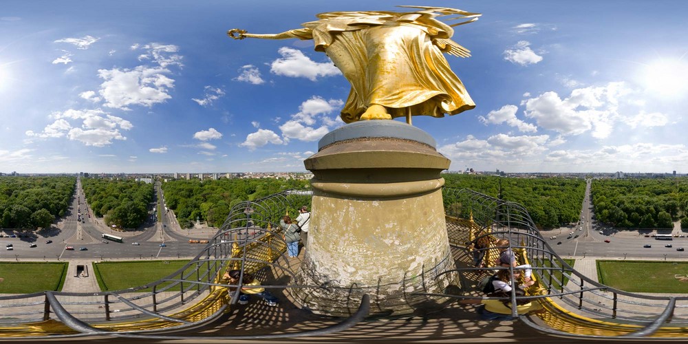 Am Fuß der Siegessäule...