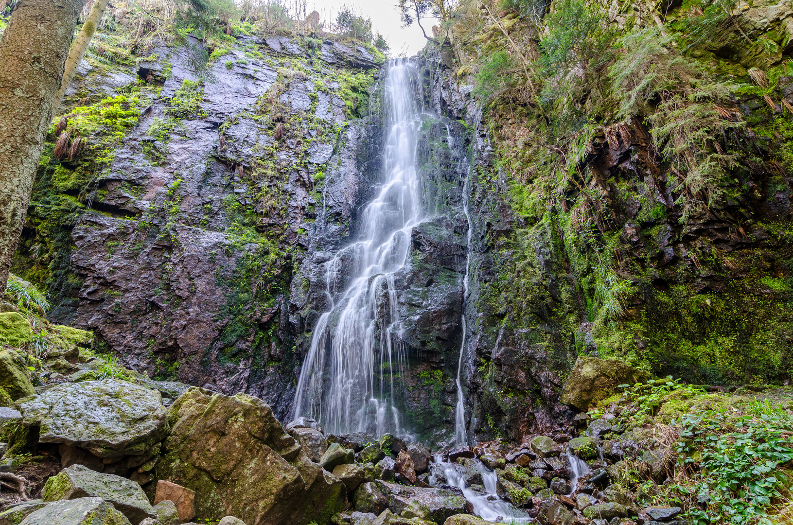 Am Fuss des Burgbachwasserfalls 