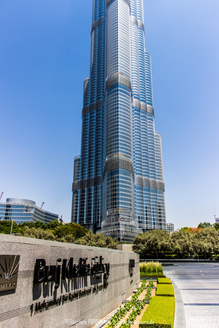 Am Fuß des Burj Khalifa