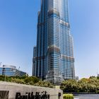 Am Fuß des Burj Khalifa