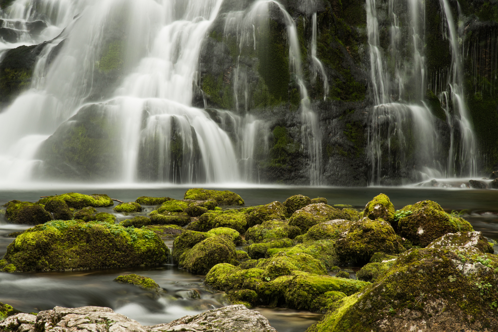 am Fuß des Gollinger Wasserfalls