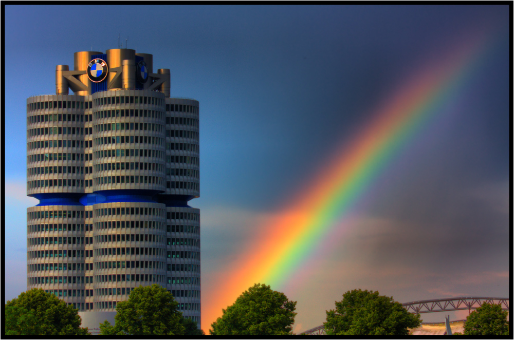 am Fuss des Regenbogens steht BMW