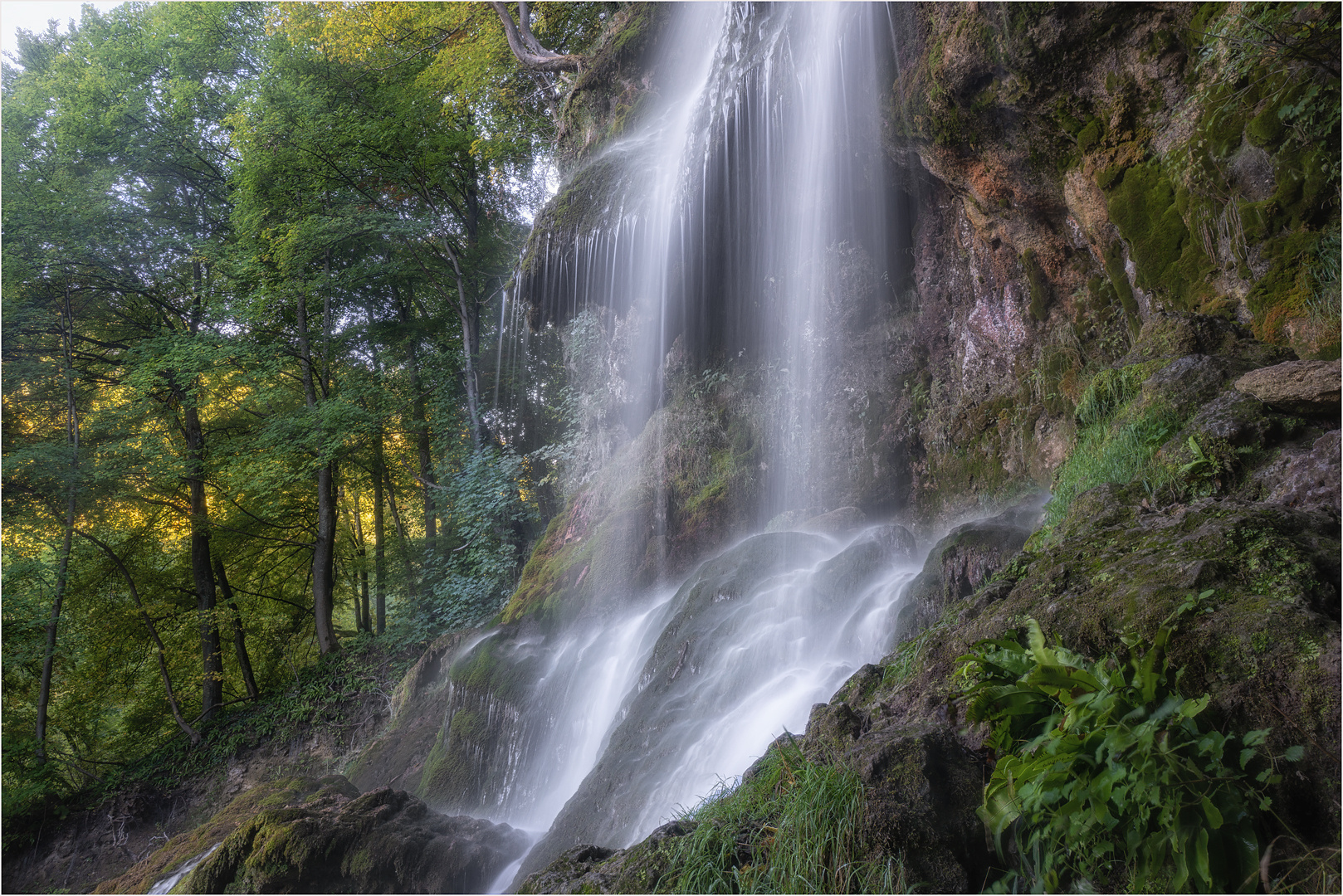 Am Fuß des Wasserfalls