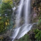 Am Fuß des Wasserfalls