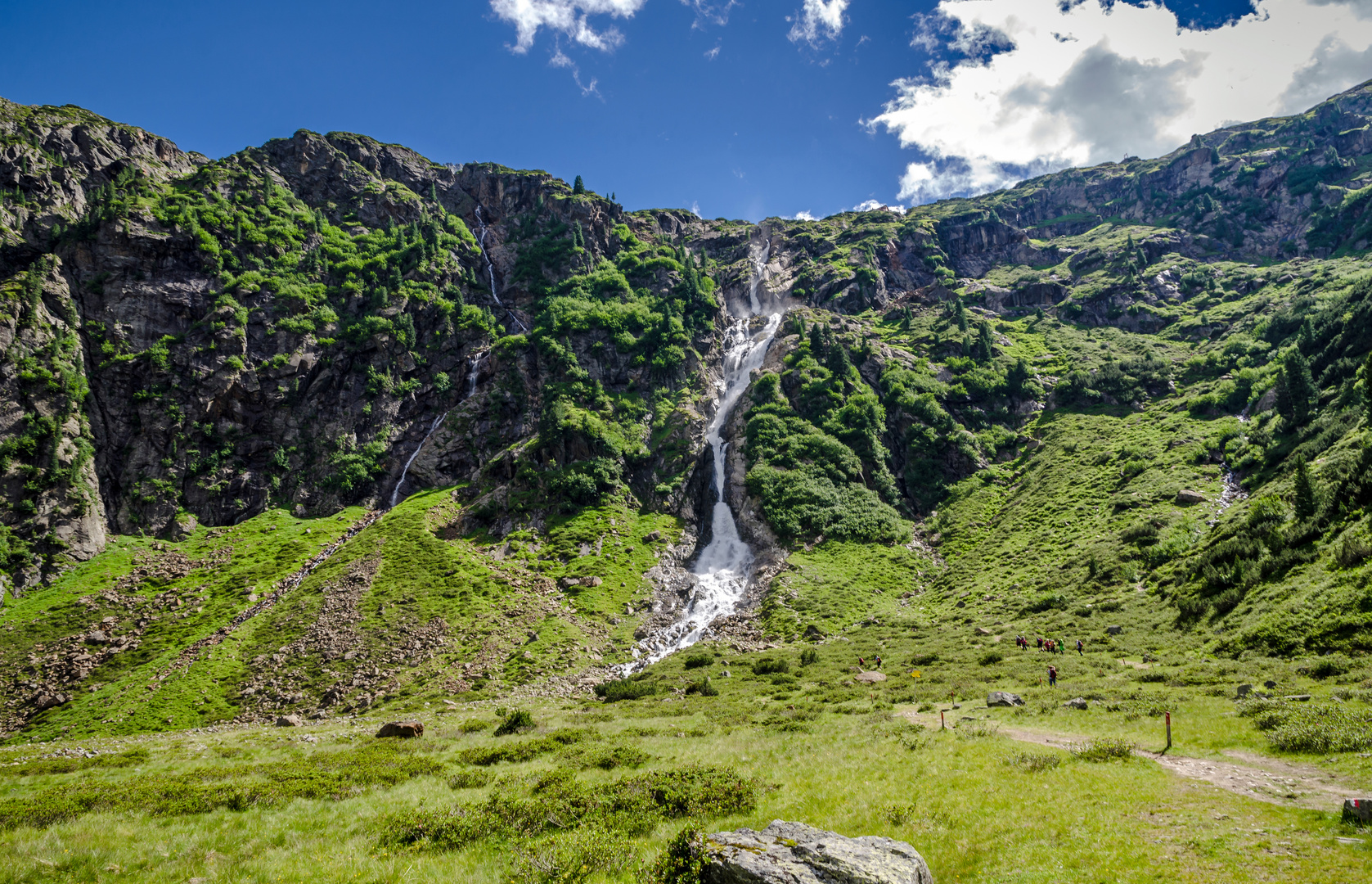 Am Fuß des Wasserfalls