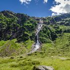 Am Fuß des Wasserfalls