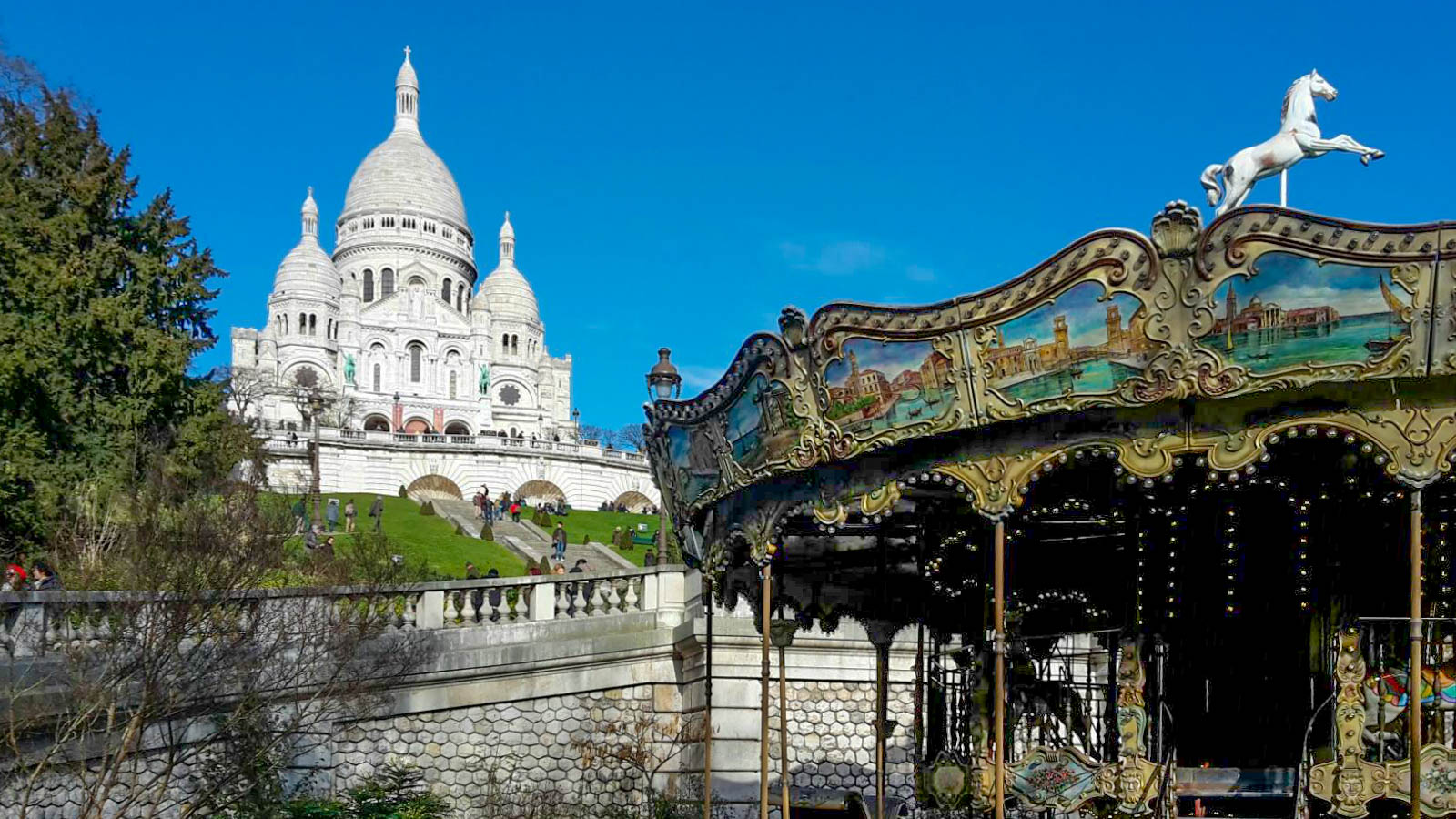 Am Fuß von Sacre Coeur