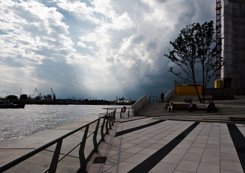 Am Fuße der Elbphilharmonie...