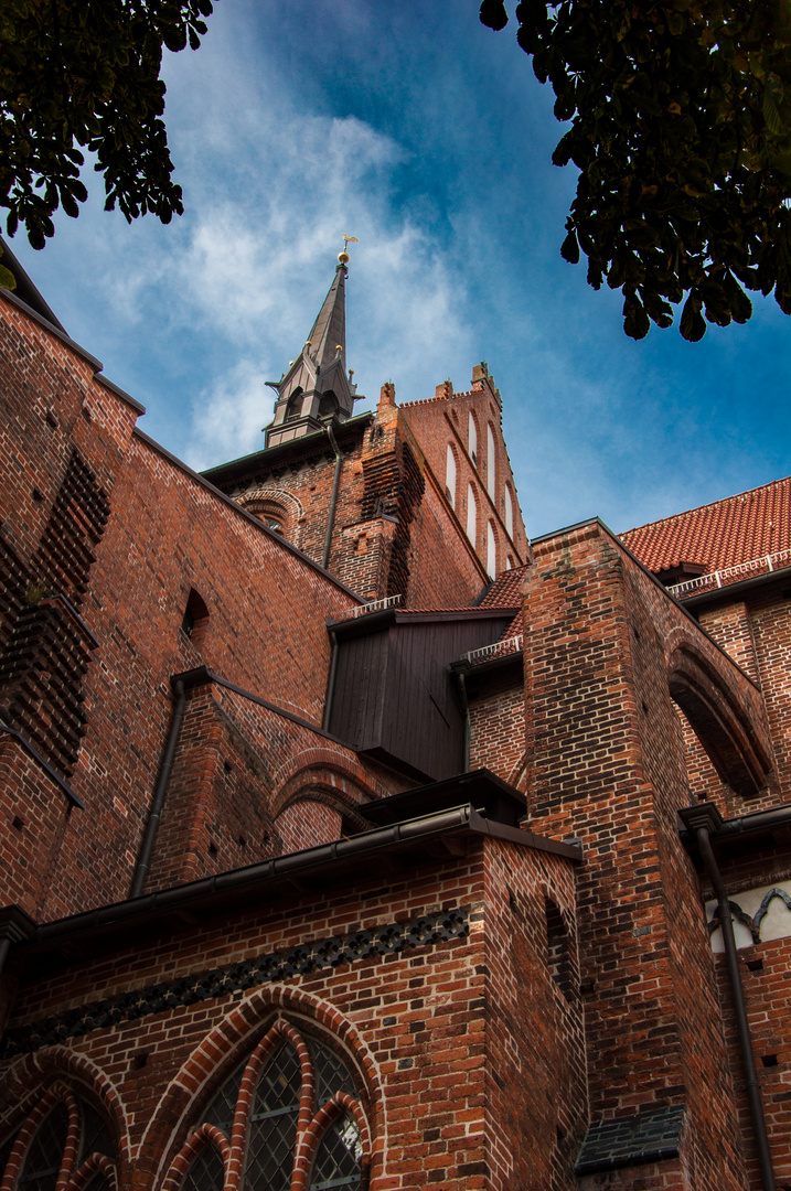 Am Fuße der Georgenkirche (Hansestadt Wismar)