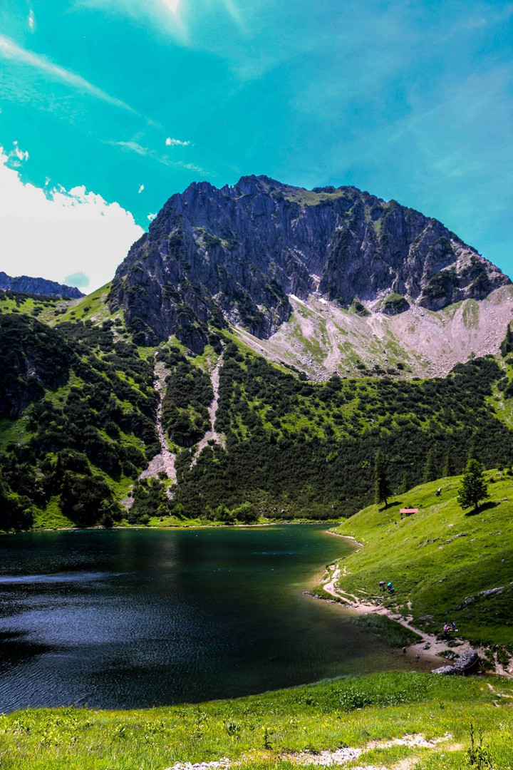 Am Fuße des Berges