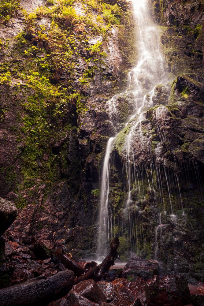 Am Fuße des Burgbach Wasserfalls