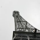 am Fuße des Eiffelturms stehend