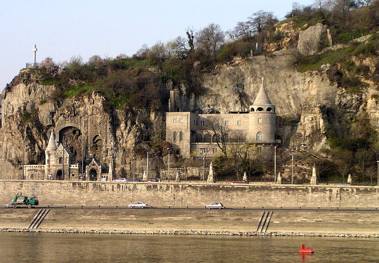 Am Fusse des Gellert-Berges  in Budapest.