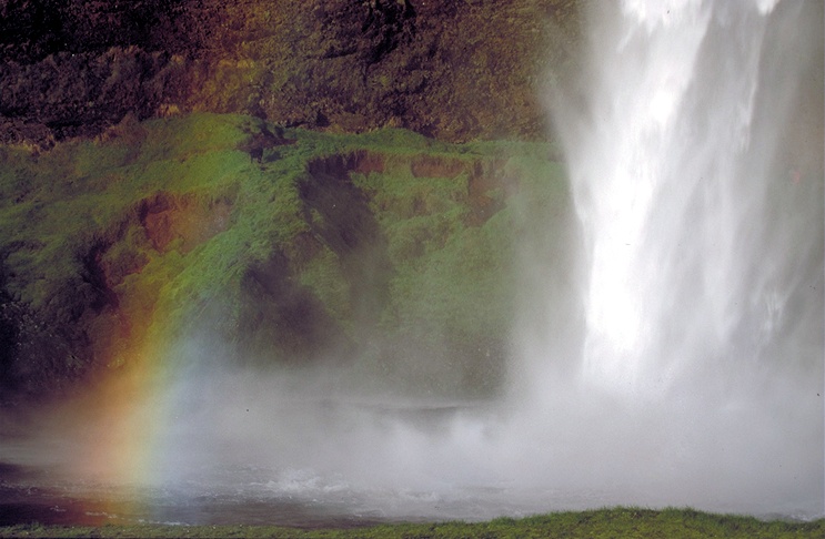 Am Fuße des Seljalandsfoss