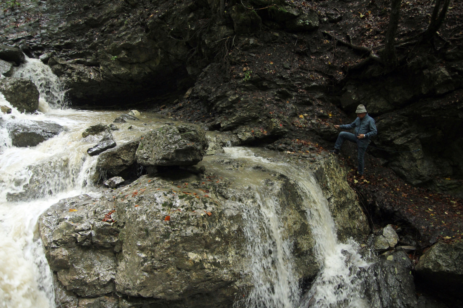 am Fuße des Wasserfalls