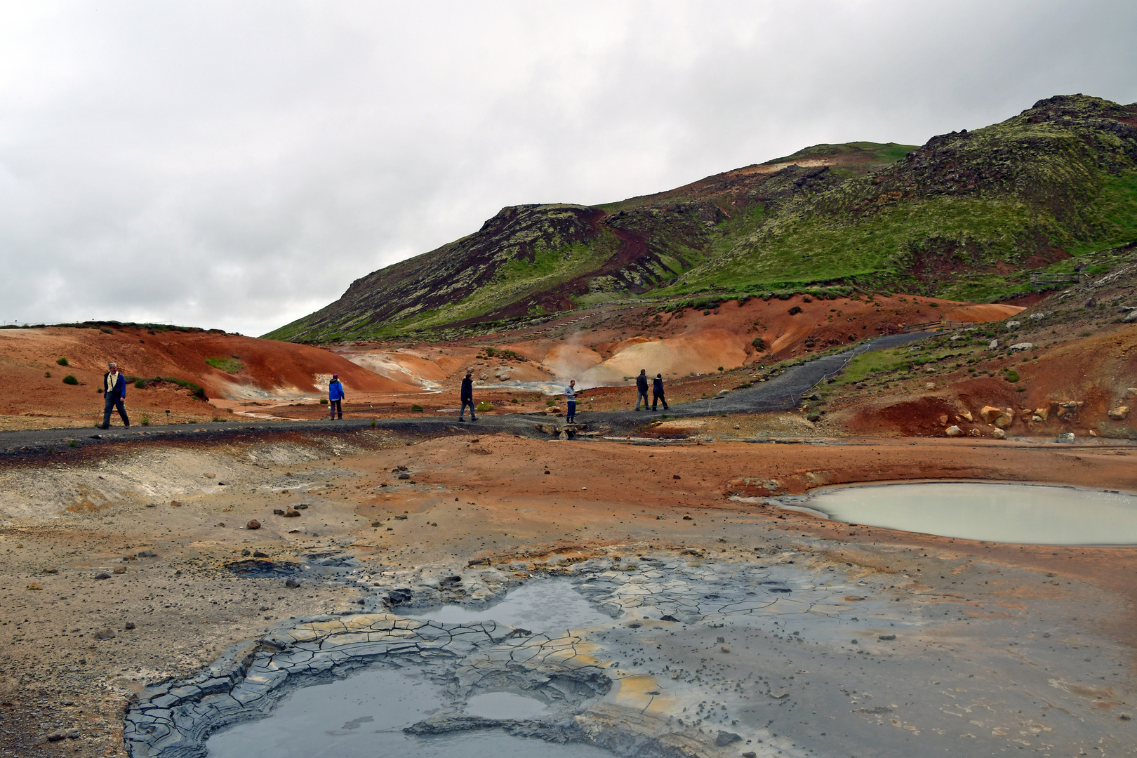 Am Geothermalgebiet Seltun in der Vulkanregion Krisuvik