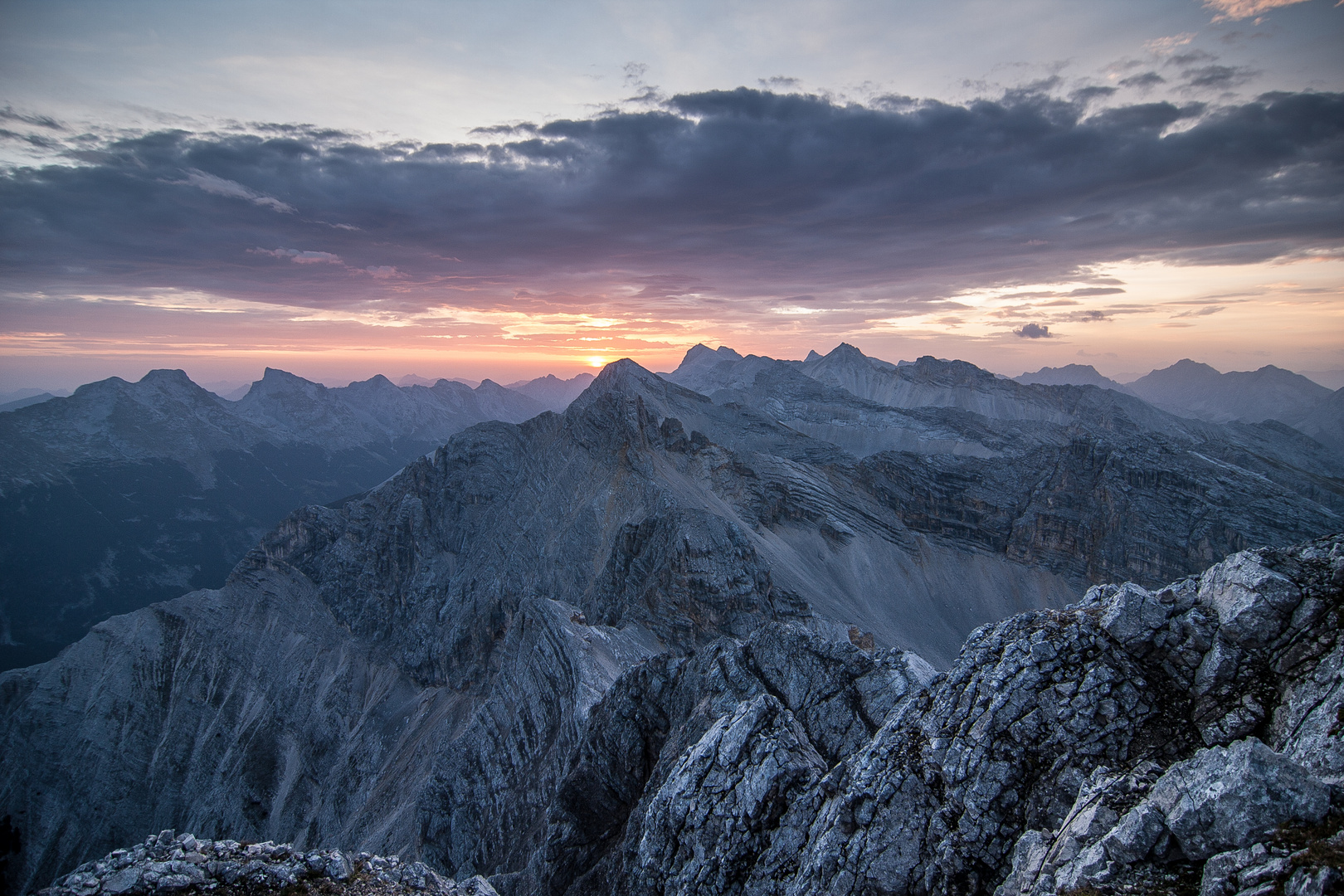 Am Gipfel der Pleisenspitze mit Blick nach Osten