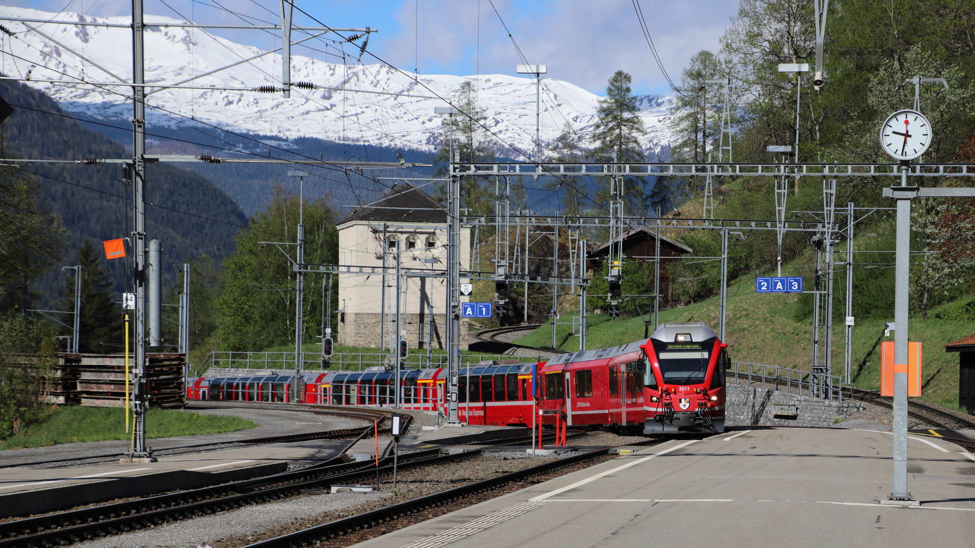 Am Gleis 2 in Filisur fährt nun der Bernina- Express ein