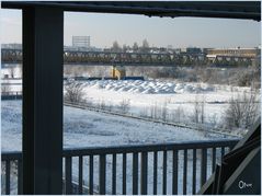 Am Gleisdreieck - Licht und Schatten 1, Sandhaufen unter Schneedecke