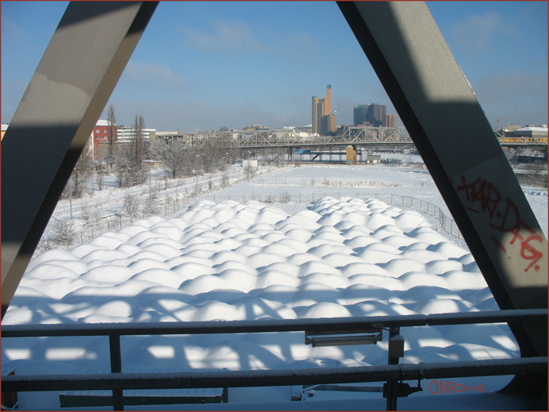 Am Gleisdreieck, Licht und Schatten 2 - Blick zum Potsdamer Platz / Sandhaufen unter Schneedecke