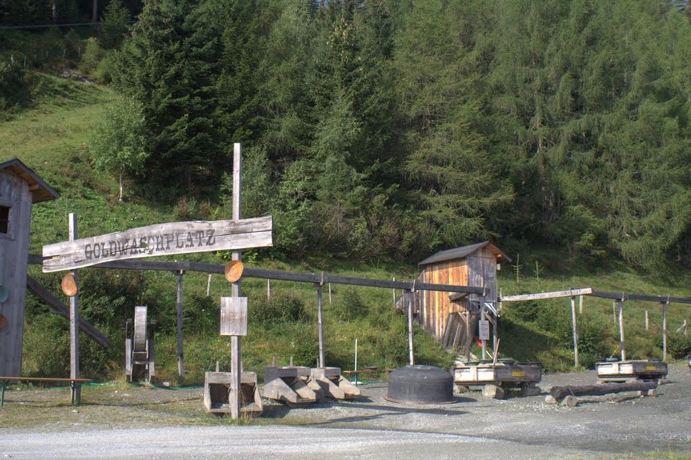 Am Goldwaschplatz in Rauris von Peter Vollmert 