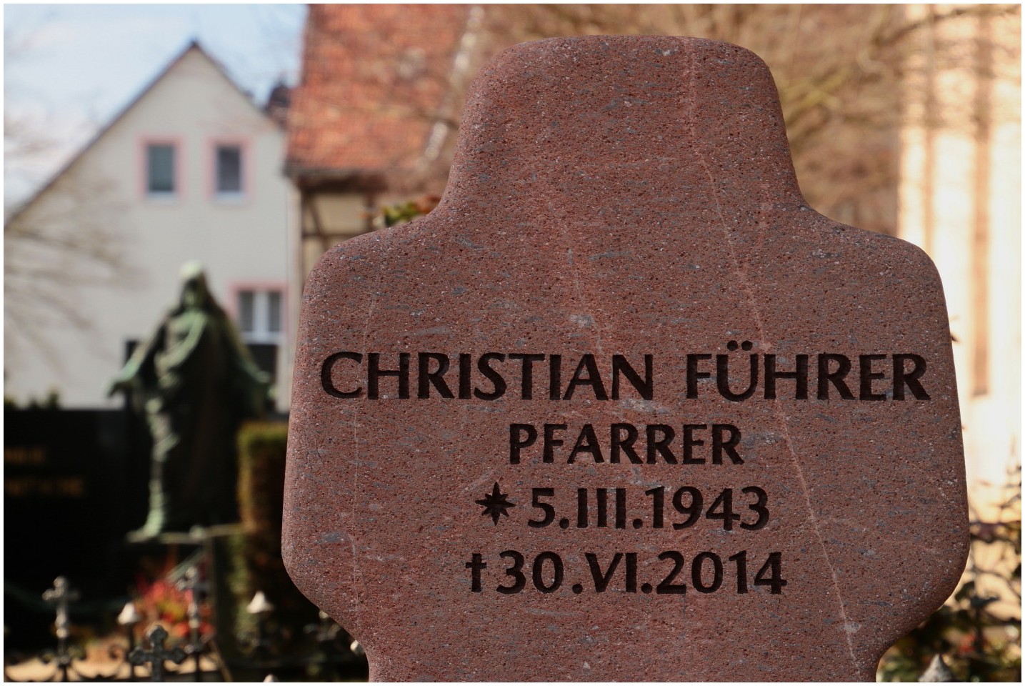 Am Grab von Christian Führer