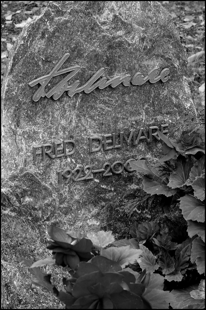 Am Grab von Fred Delmare