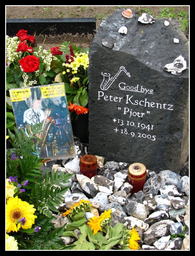 Am Grab von Peter "Pjotr" Kschentz