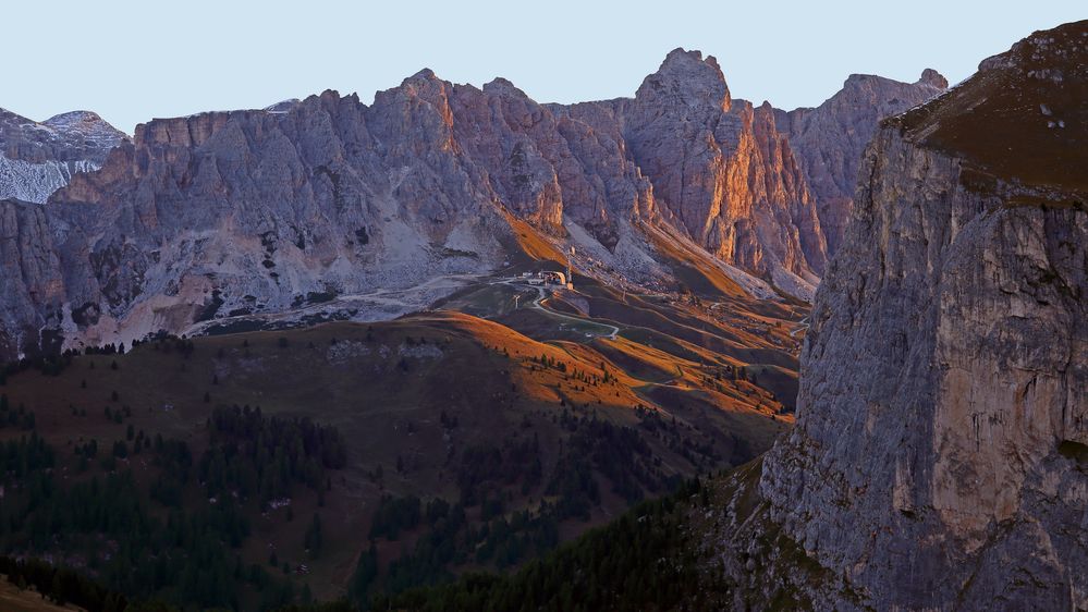 Am Grödnerjoch ist das Licht angegangen und strahlt und färbt...