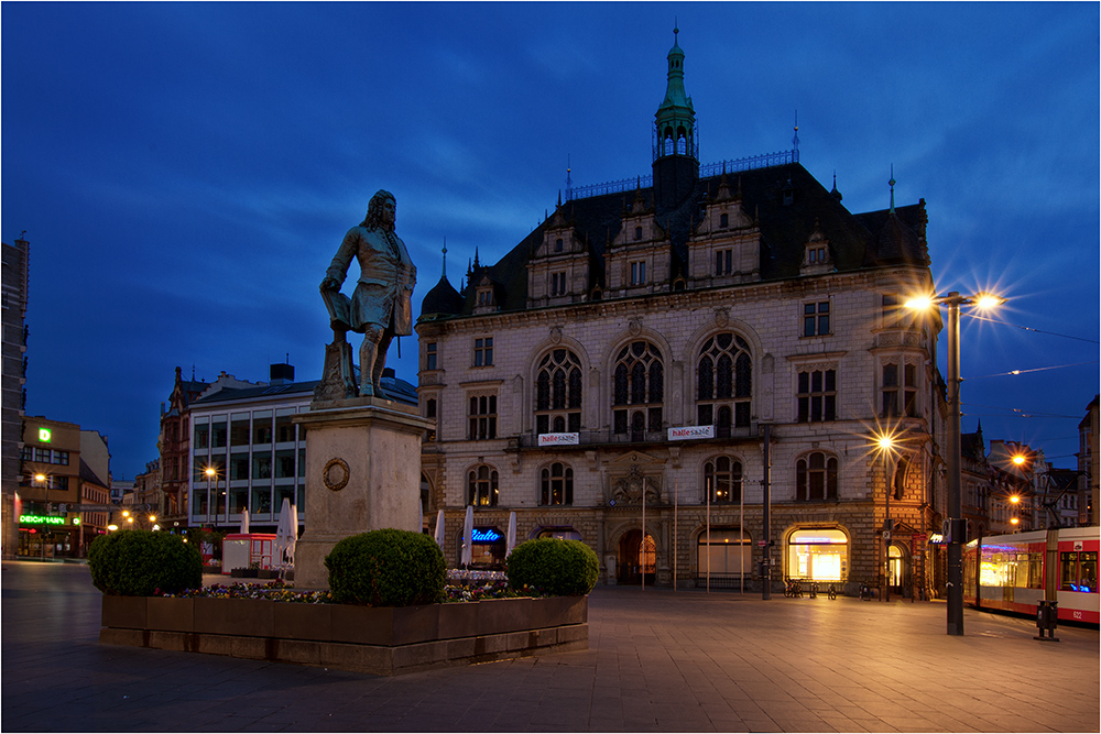 Am Händeldenkmal in Halle