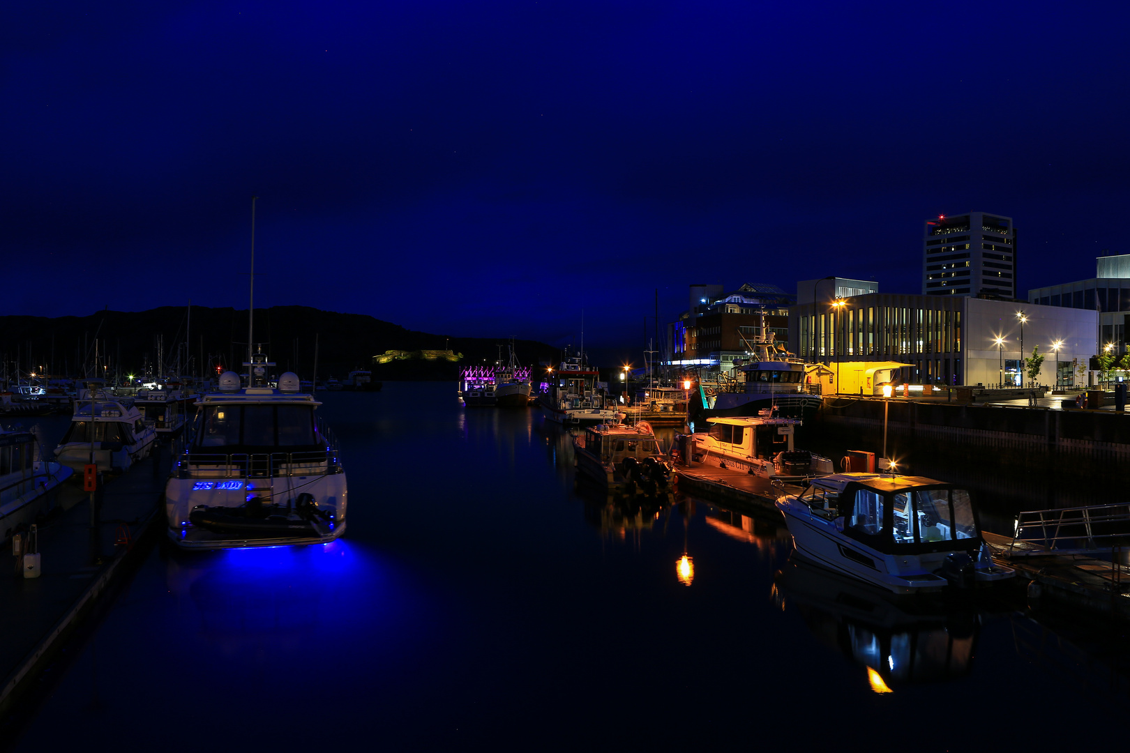 Am Hafen in Bodø bei Nacht